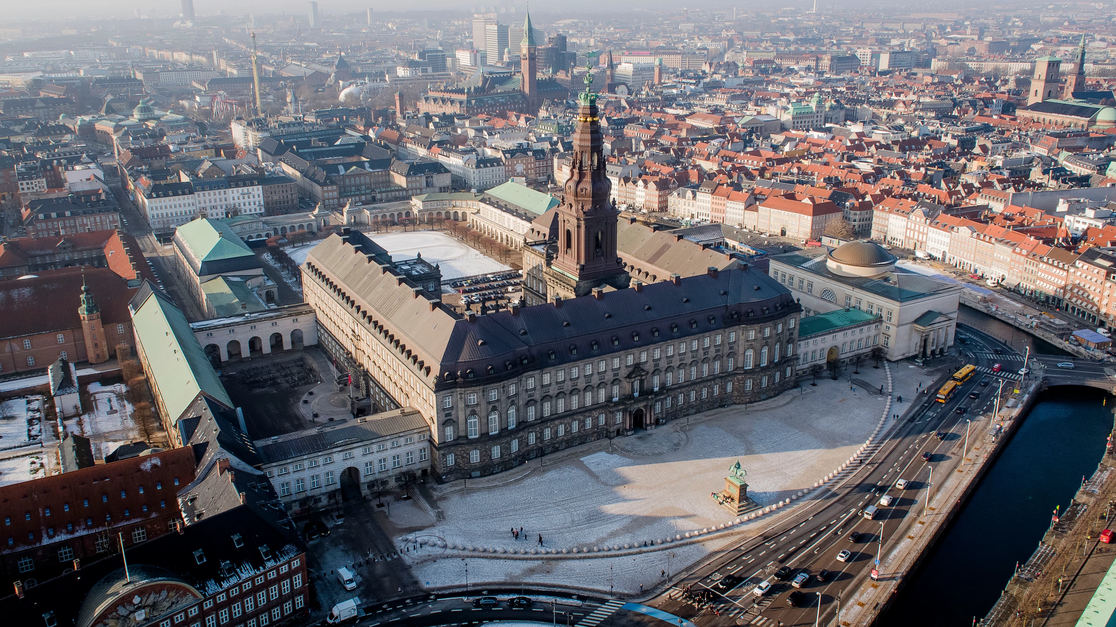 Christiansborg Slot set fra luften - dronefoto