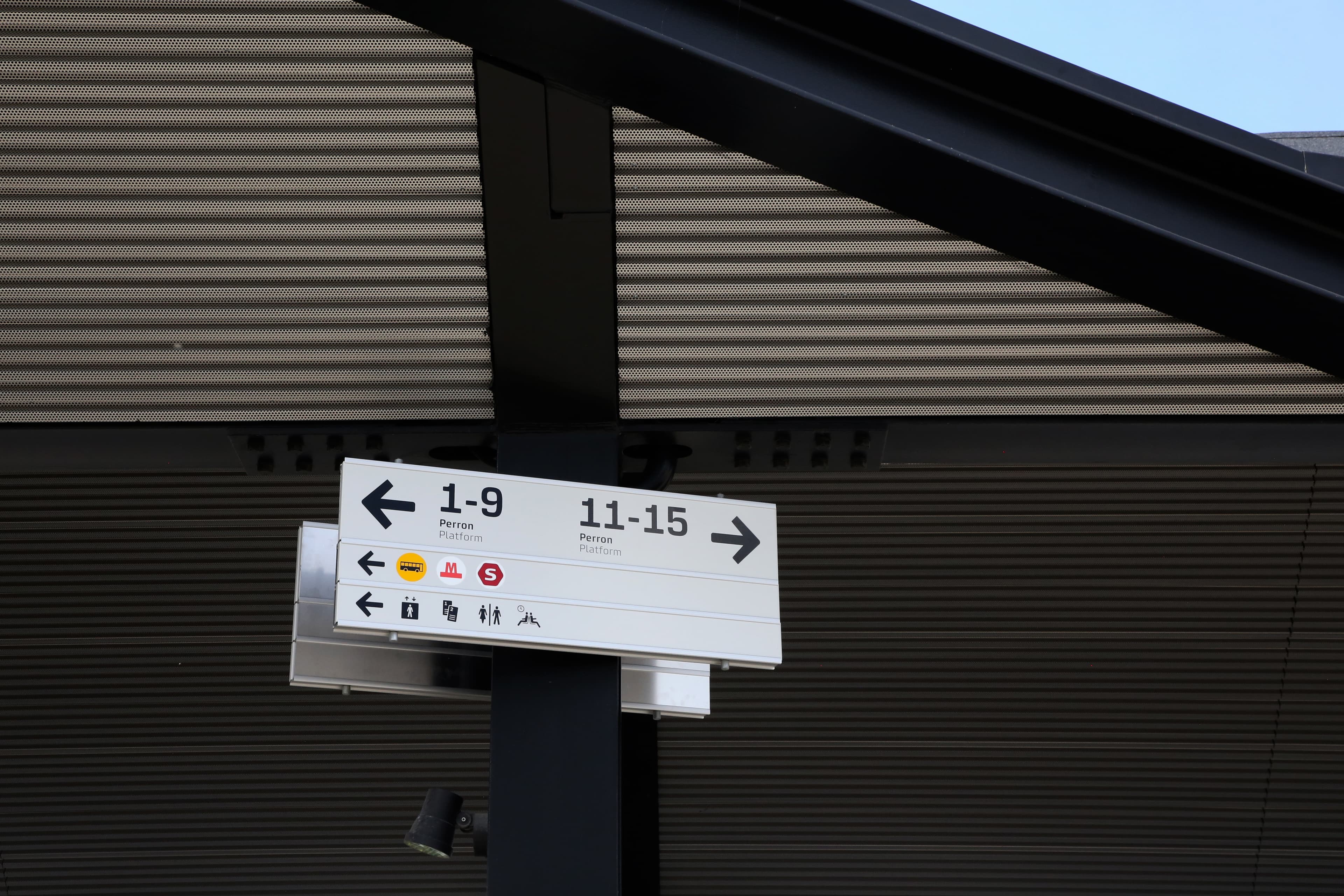 Busterminal med skilt til perron