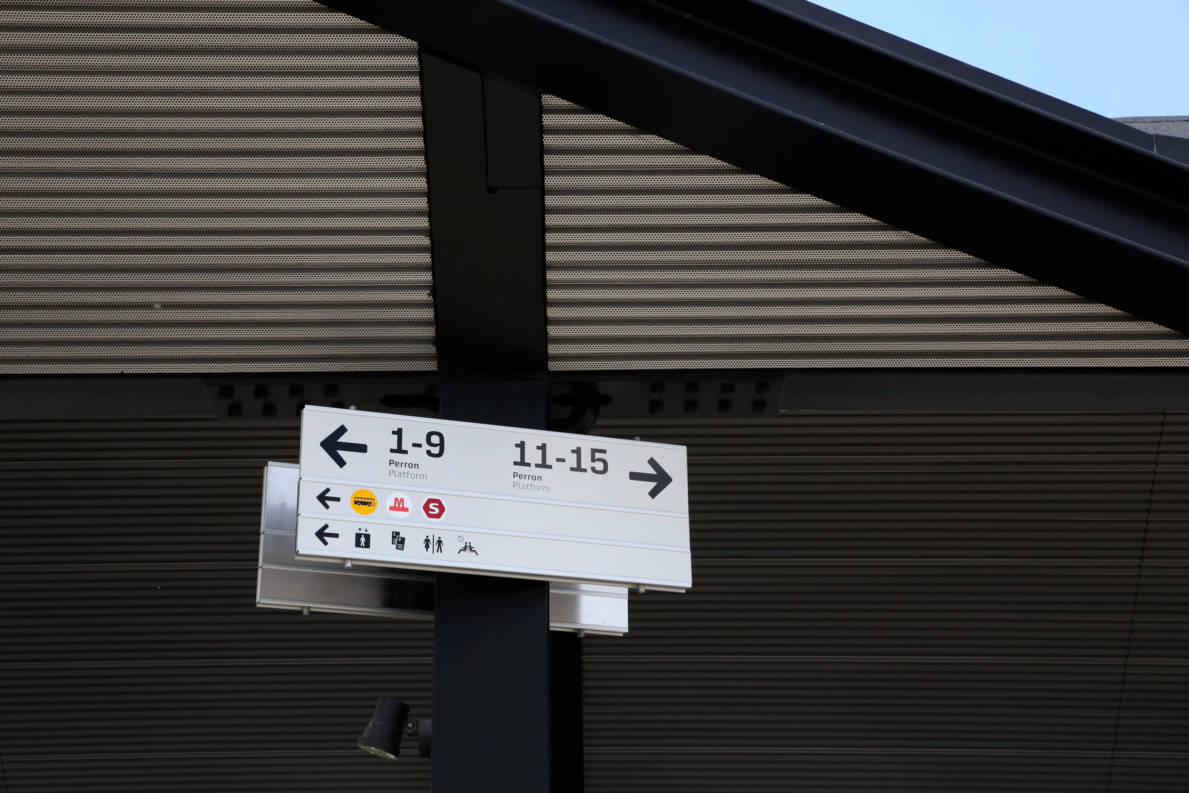 Busterminal med skilt til perron