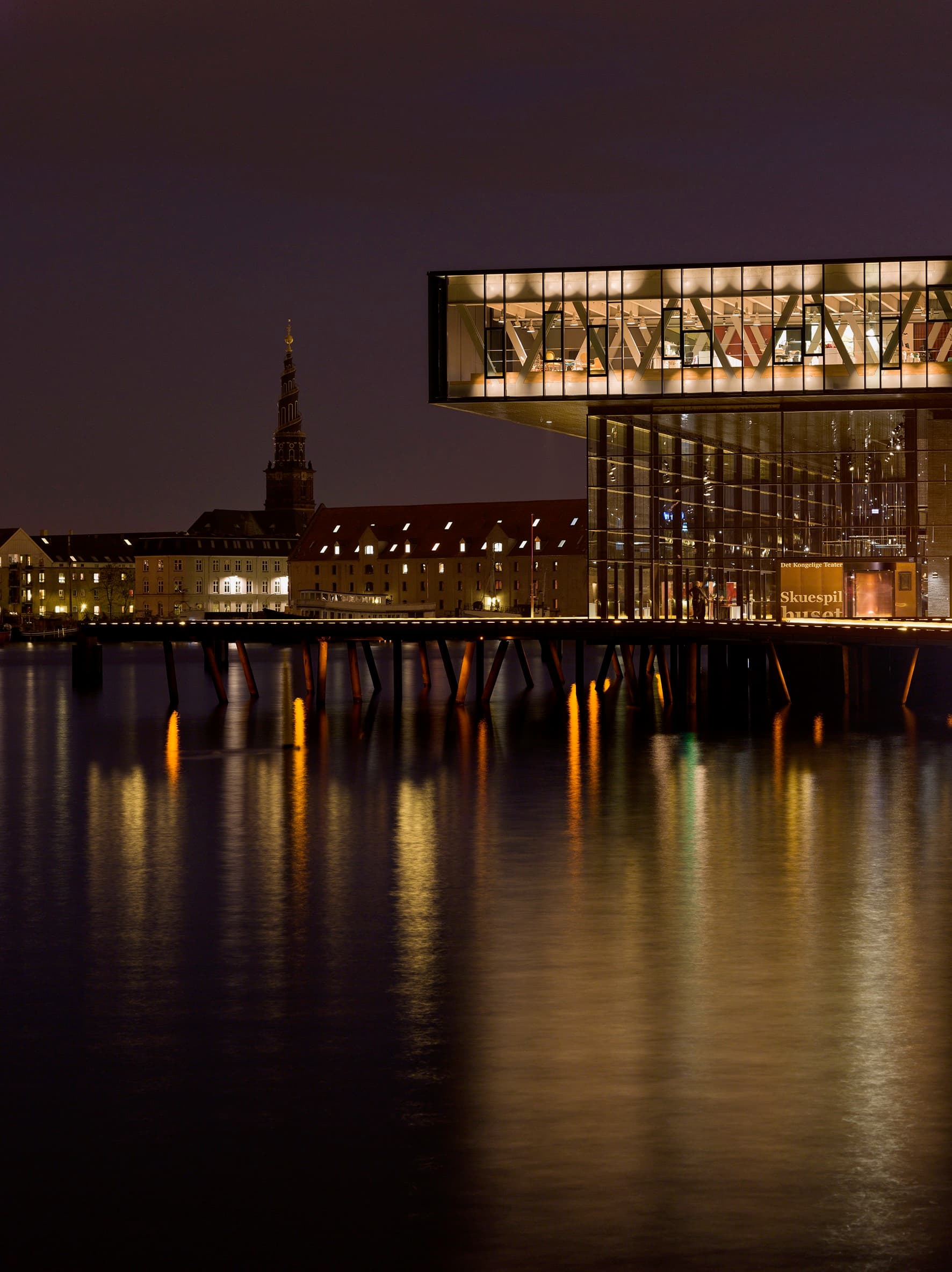 Skuespilhuset i aftenlys