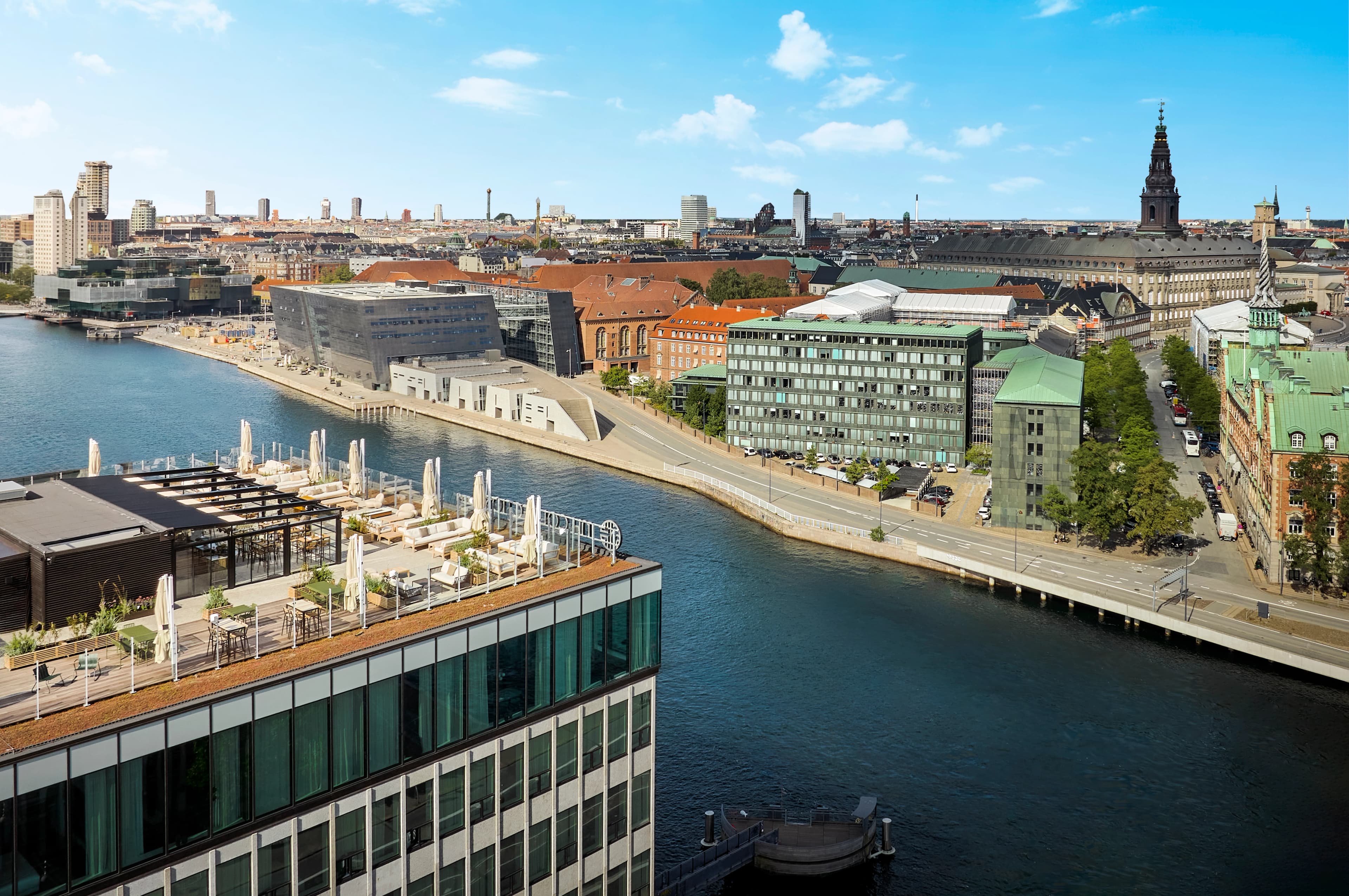 Tagterrassen over NH Collection med udsigt til BLOX