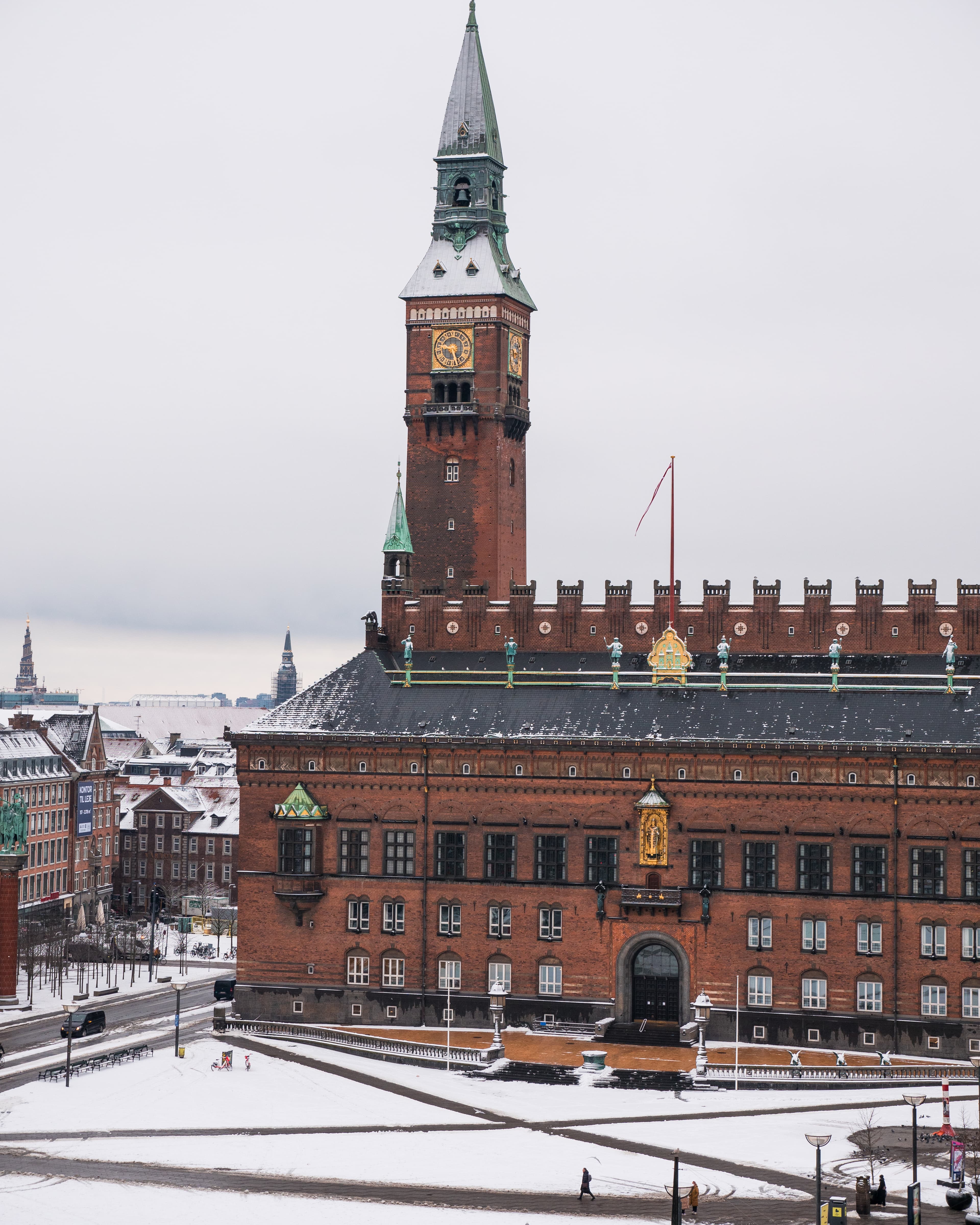 Københavns Rådhus på en vinterdag med sne på Rådhuspladsen