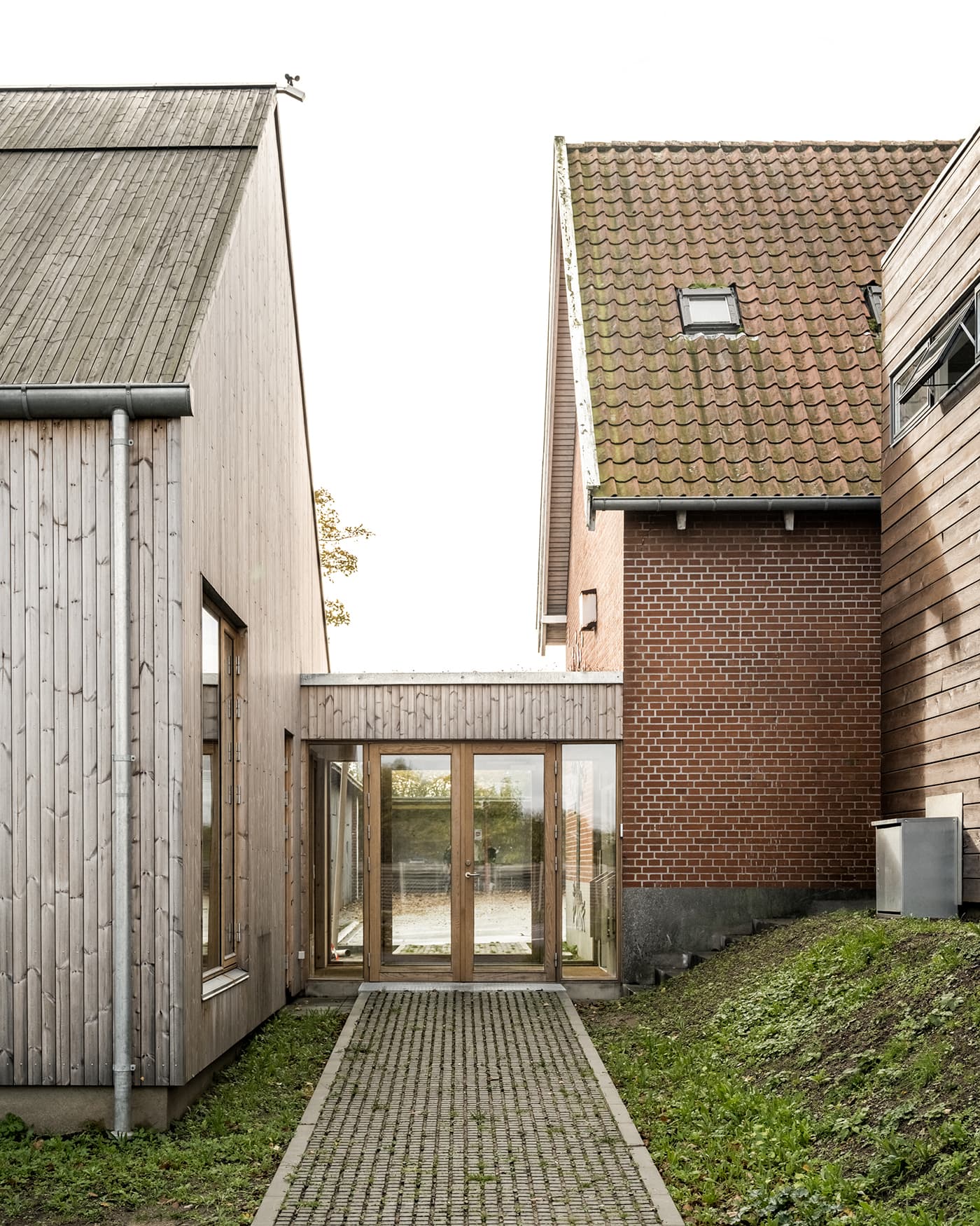 Forbindelsen mellem tilbygningen og den gamle skole