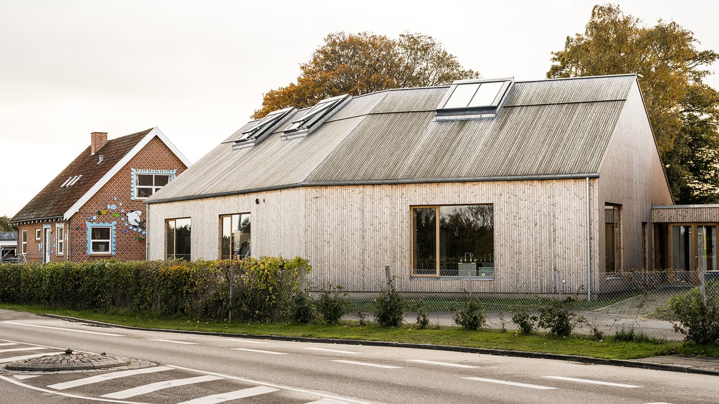 Feldballe Friskole set fra vejen