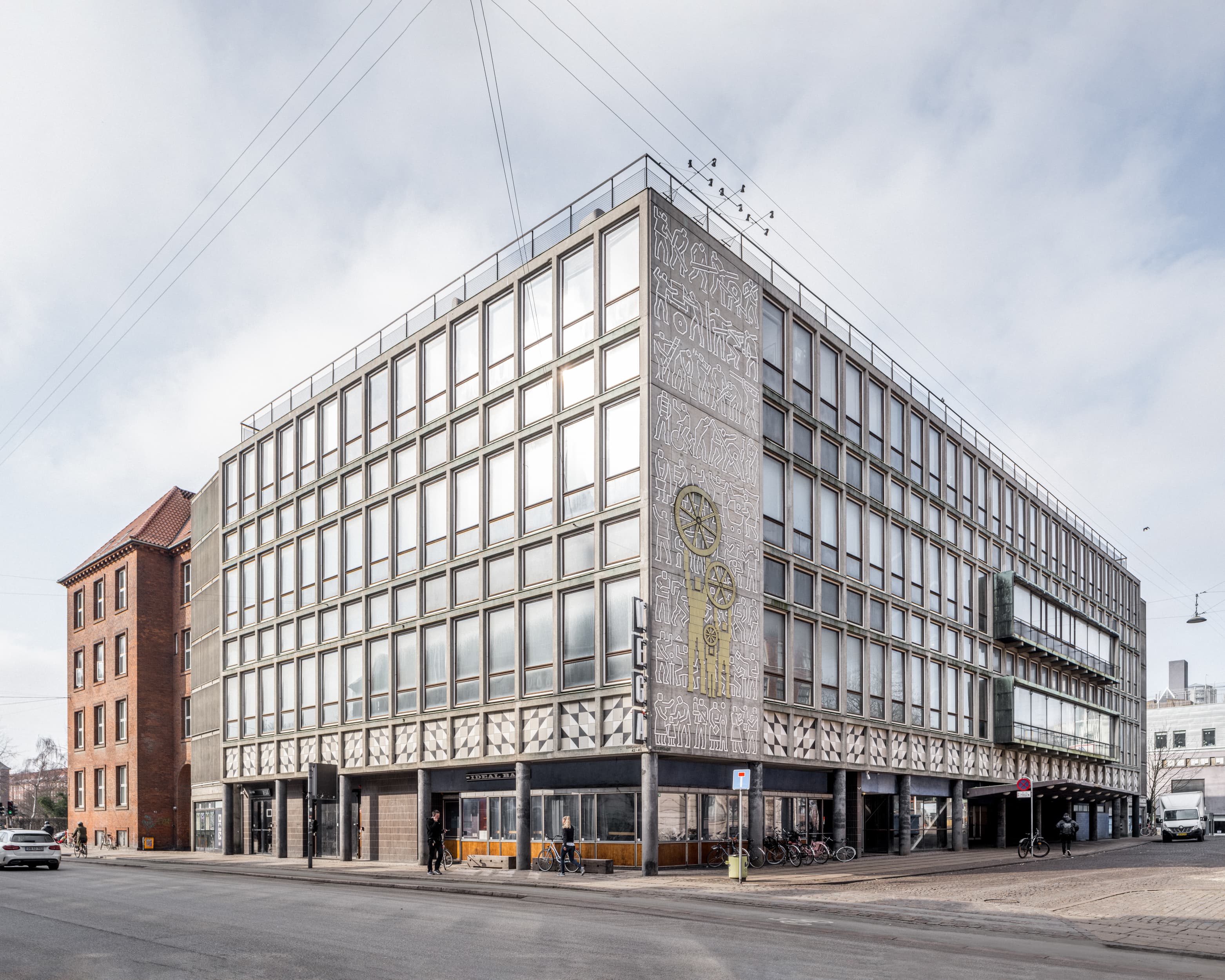 Folkets hus VEGA facade set fra Enghave Plads