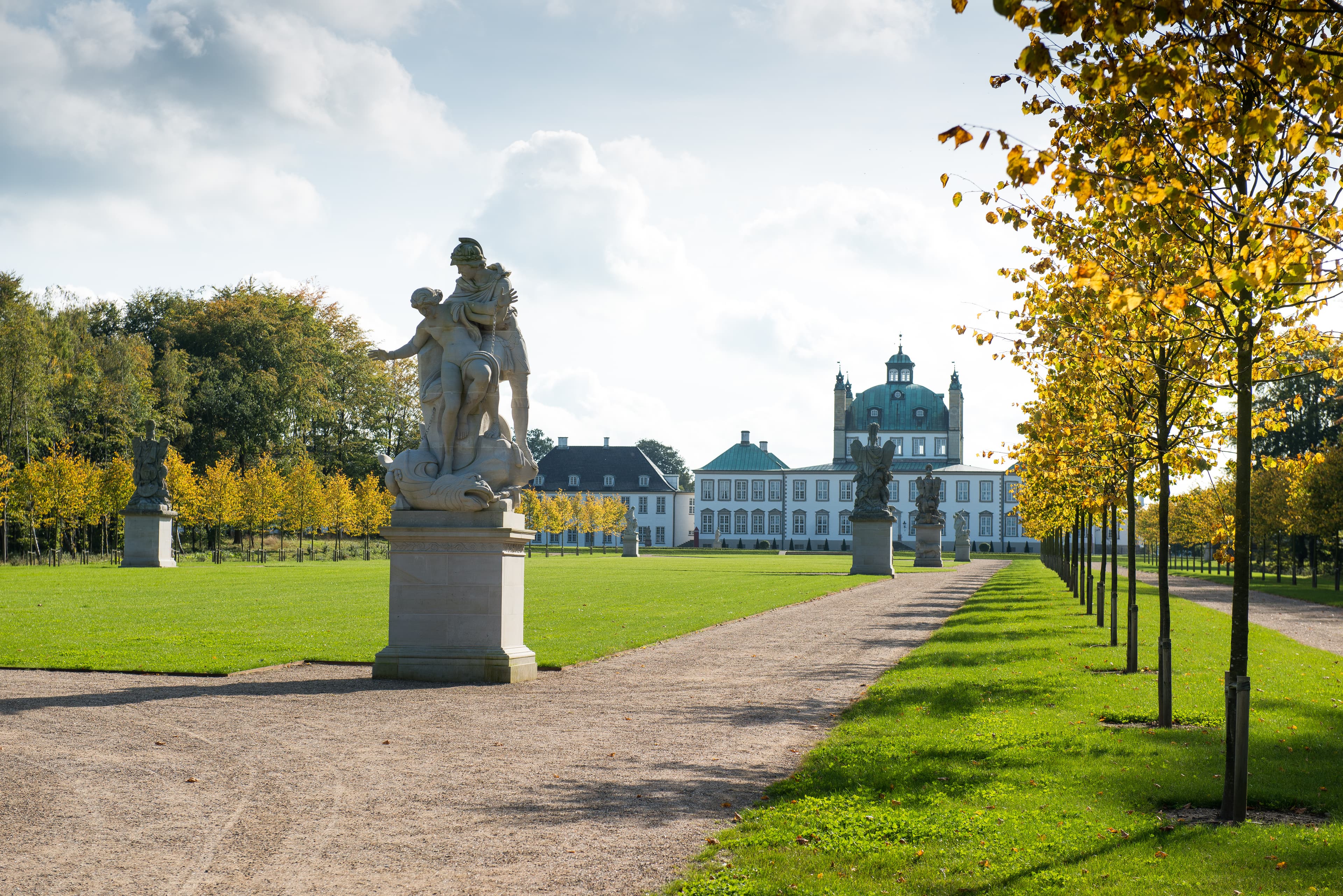 En statue foran Fredensborg Slot