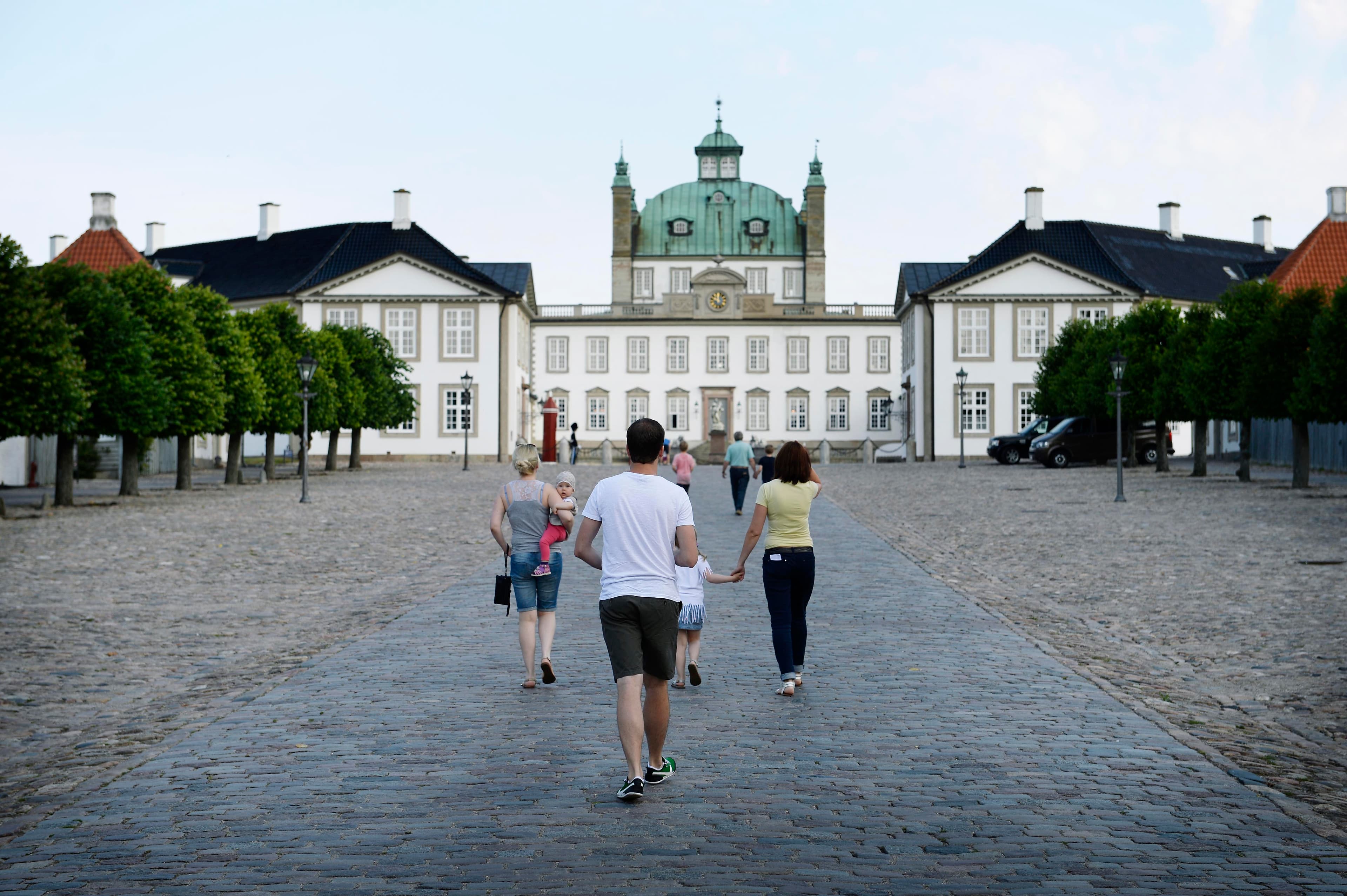 Besøgende foran Fredensborg Slot