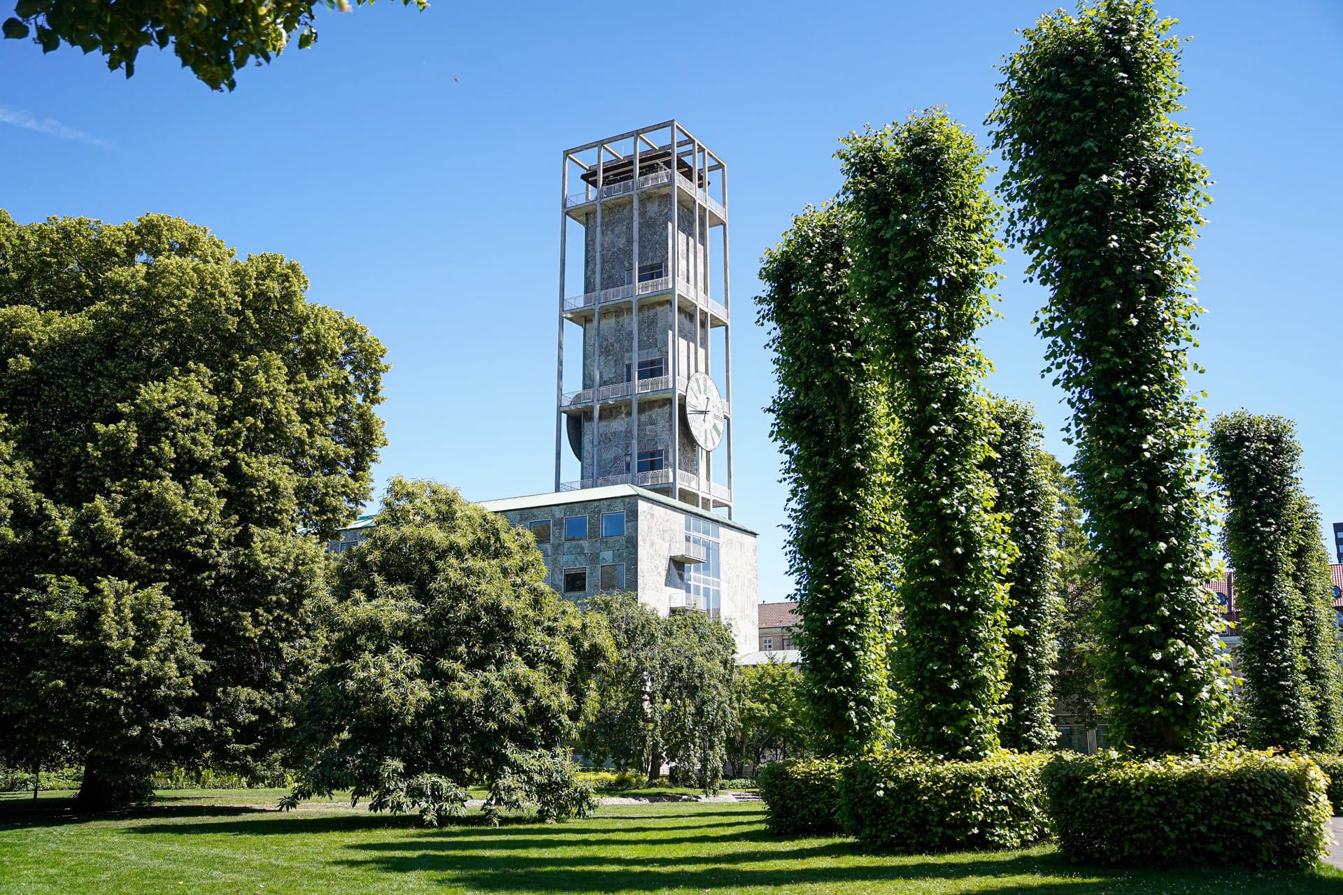 Aarhus Rådhustårn set fra rådhusparken