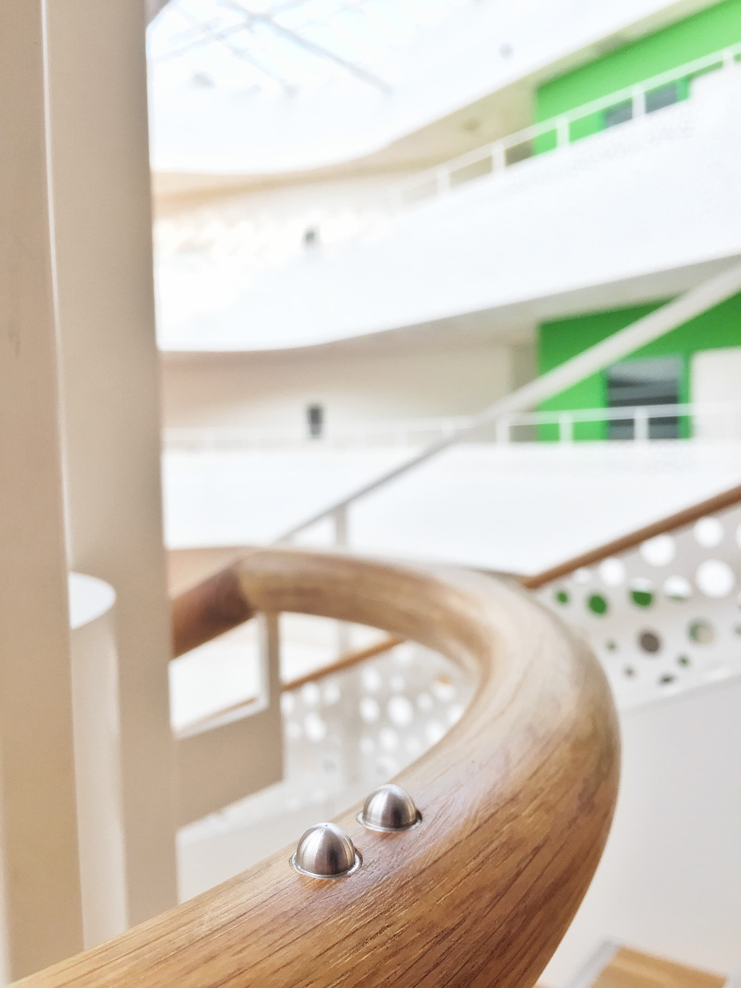 Gelænder med punktskrift i Handicaporganisationernes Hus