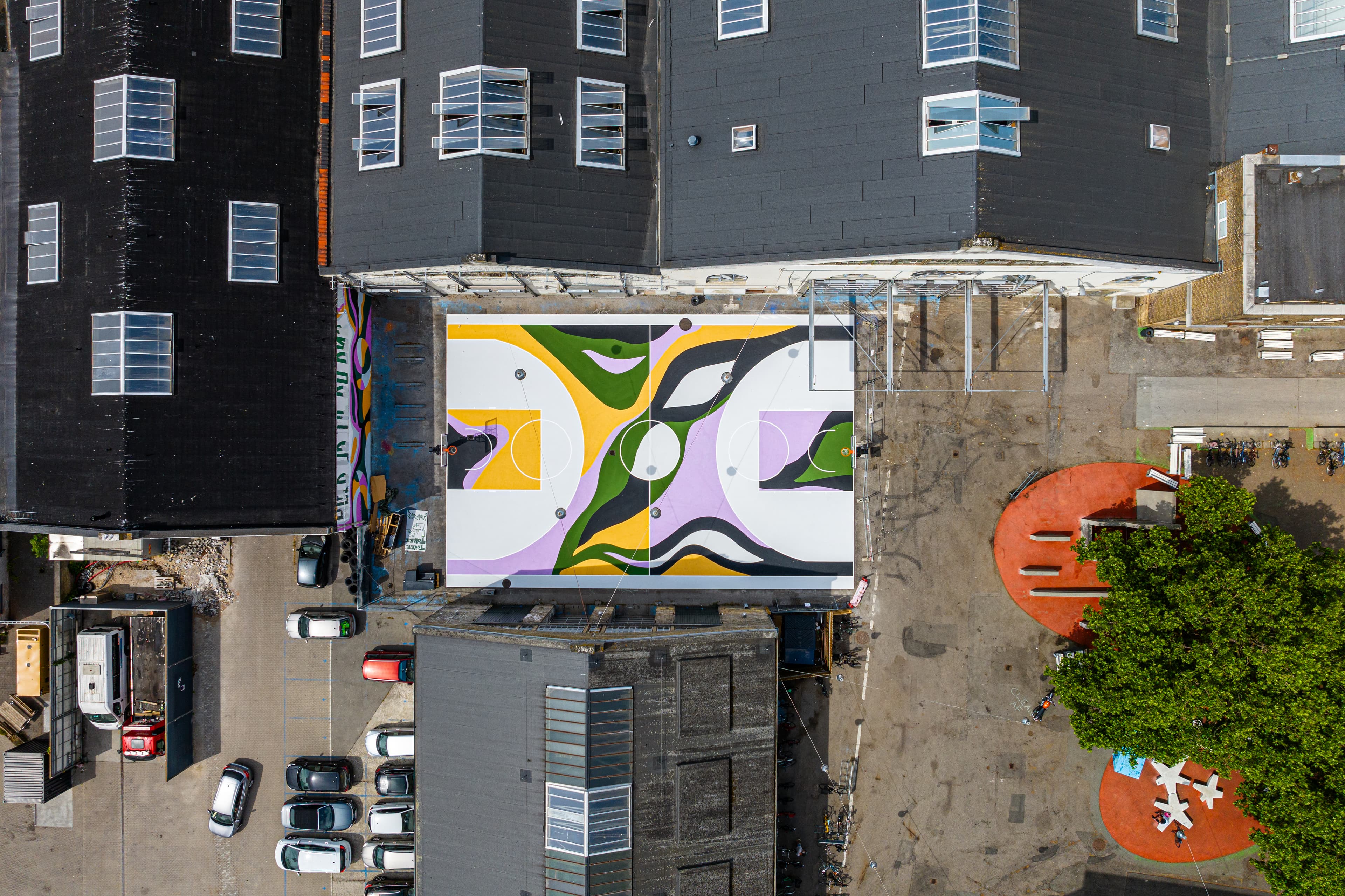 Farverig basketballbane i Streetmekka i København
