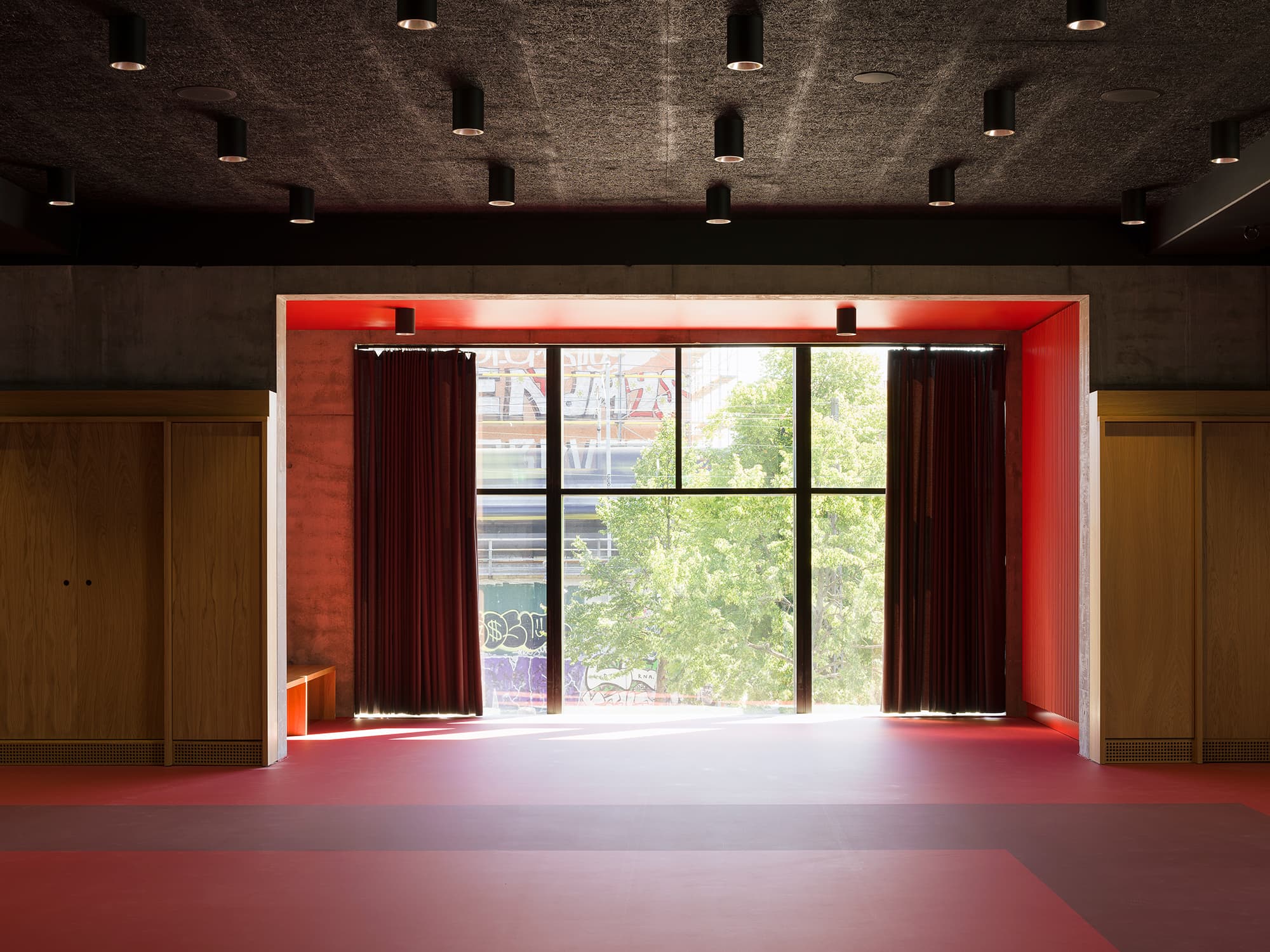 Indvendigt vinduesparti i Kampsportens Hus