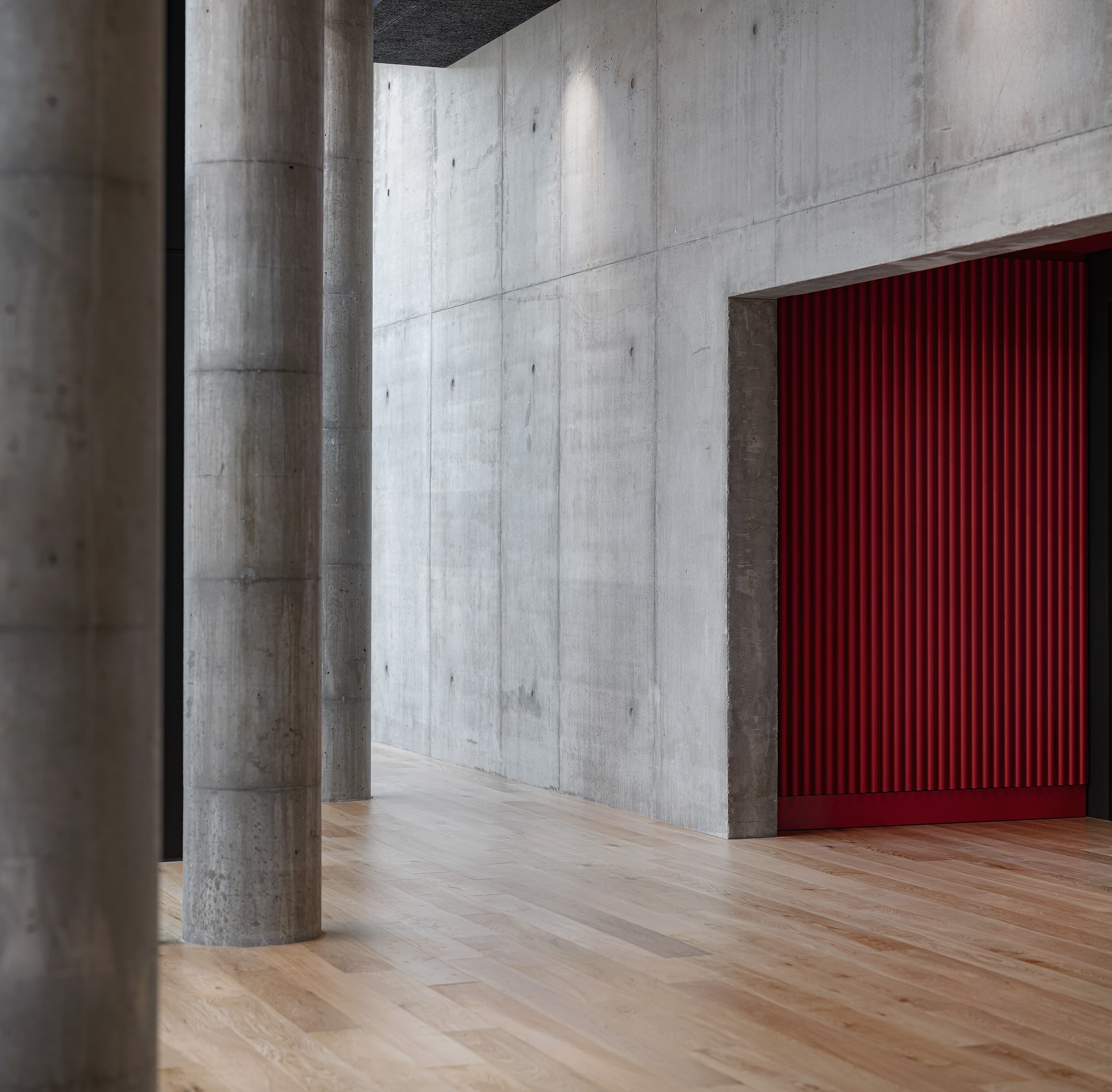 Interiør af træ og beton i Kampsportens Hus