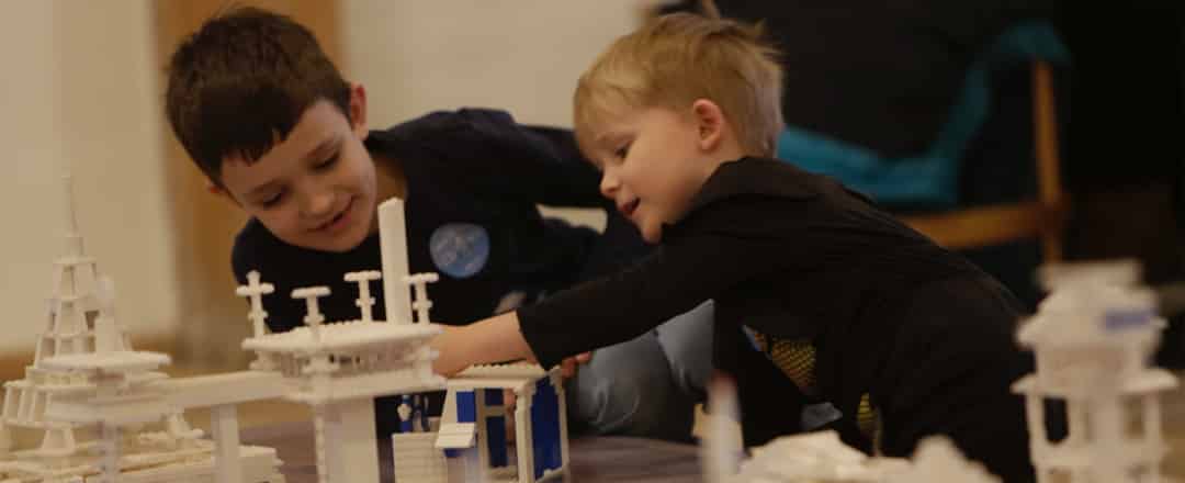 Børn bygger i architecture klodser - DAC