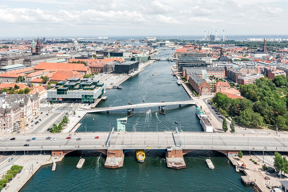 Luftfoto af Københavns havn med Langebro, Lillelangebro og BLOX i forgrund