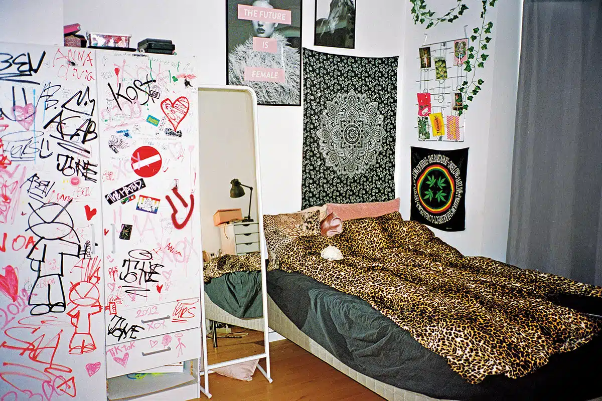 Et teenageværelse med leopardplettet sengetøj